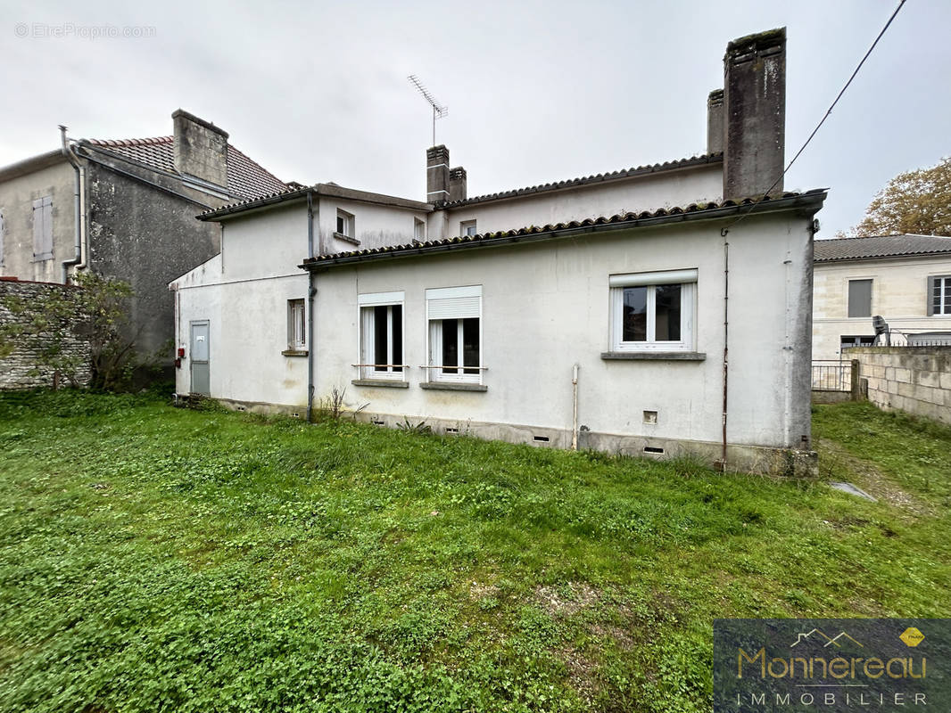 Appartement à JARNAC-CHAMPAGNE