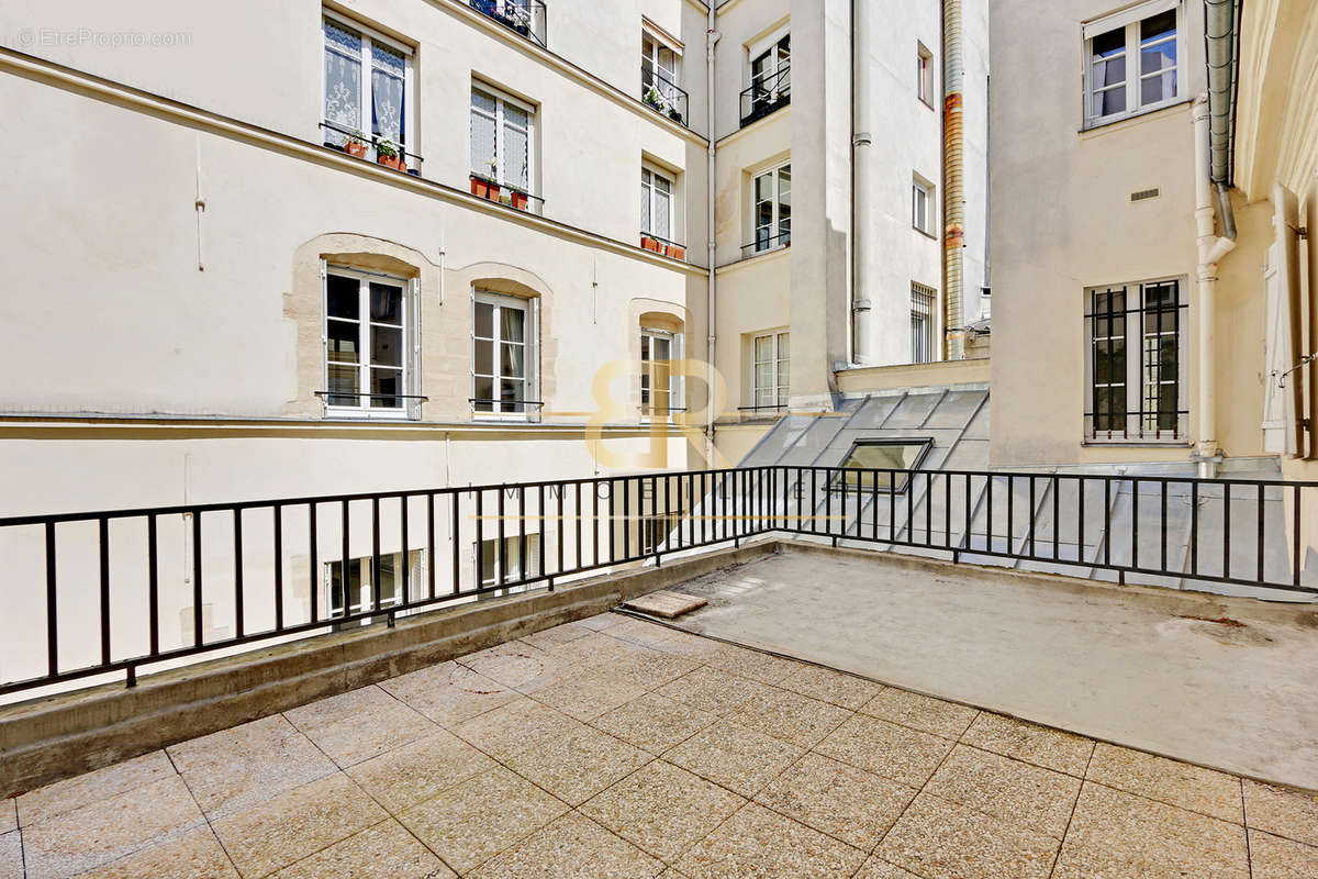 Appartement à PARIS-1E