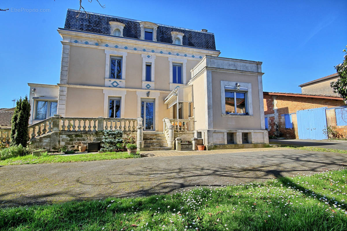 Maison à MONTENDRE