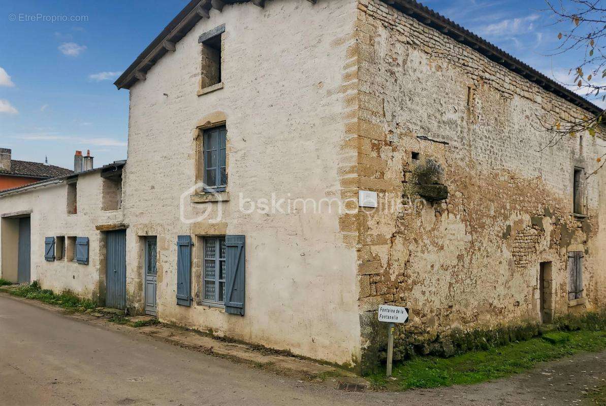 Maison à EXOUDUN