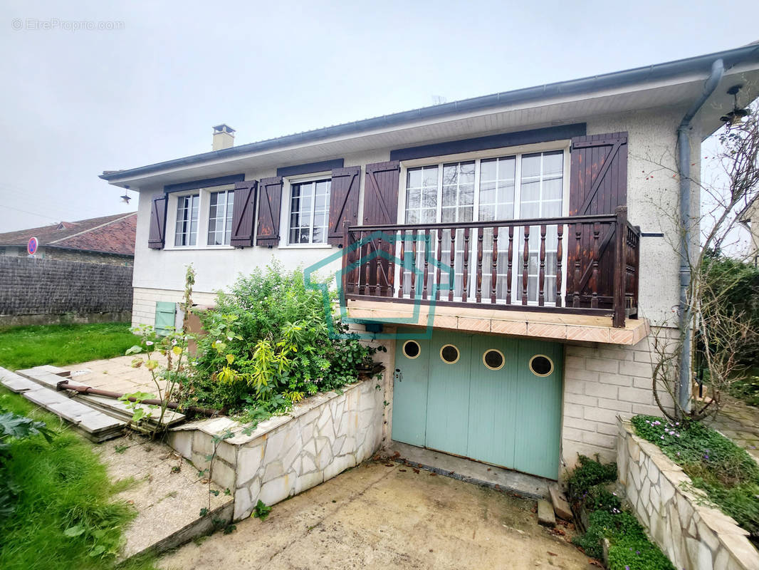 Maison à LA QUEUE-LES-YVELINES