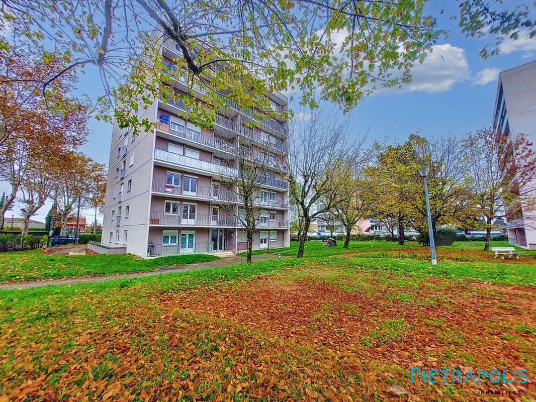 Entrée co-propriété - Appartement à RILLIEUX-LA-PAPE