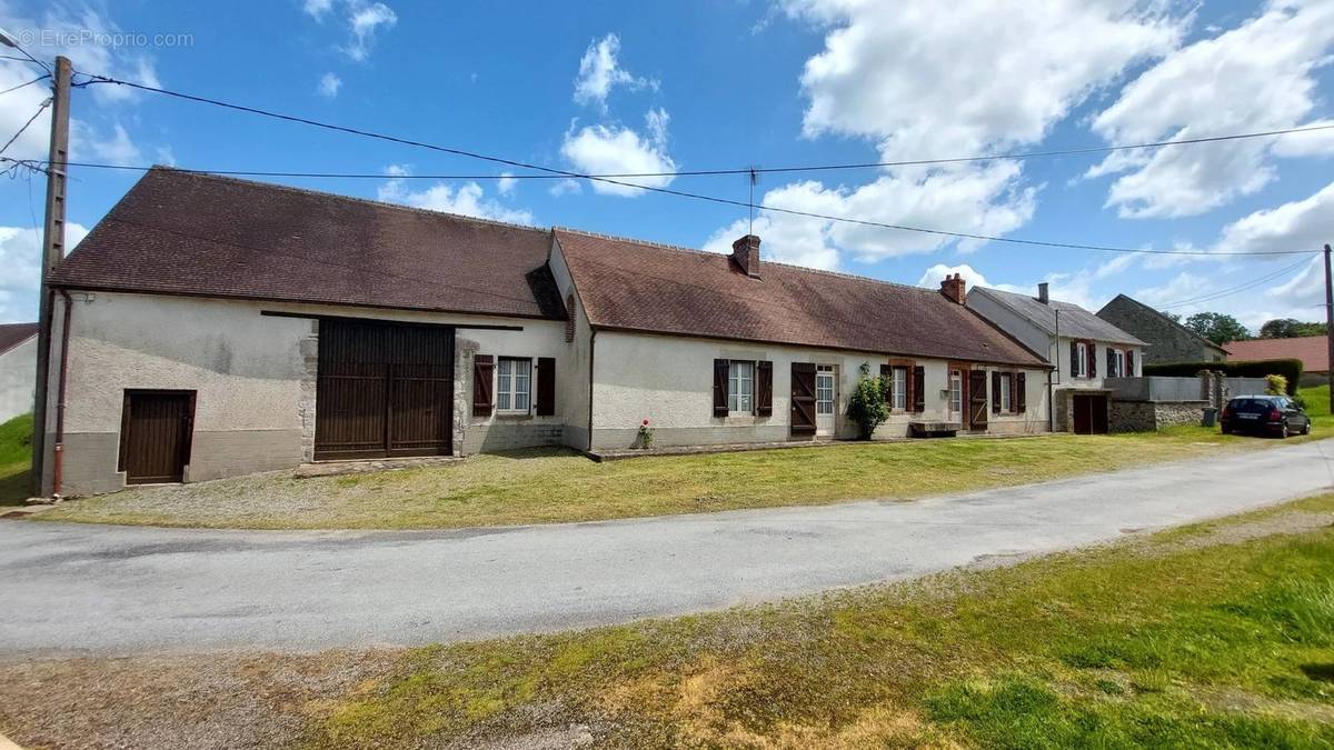 Maison à LUSSAC-LES-EGLISES