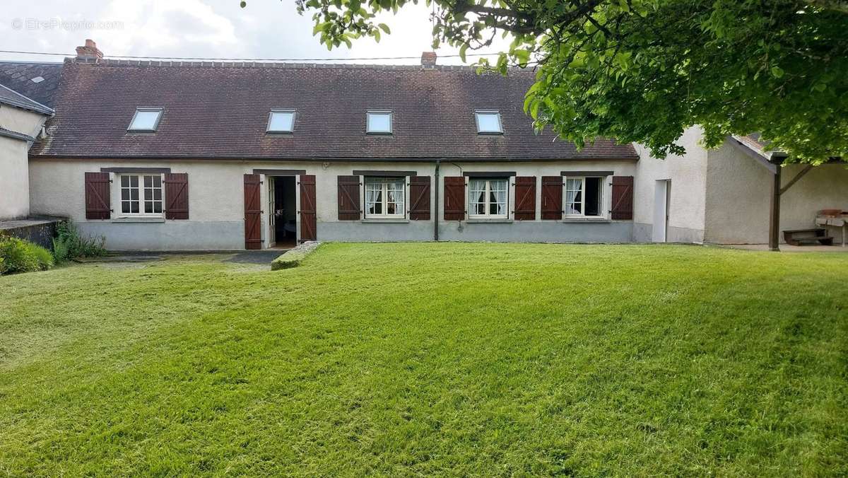 Maison à LUSSAC-LES-EGLISES