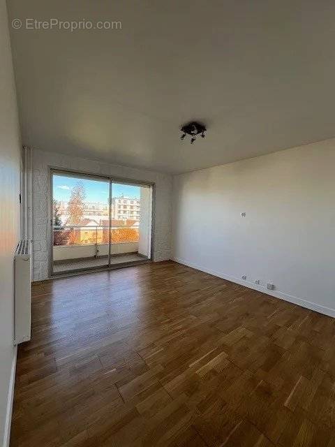 Appartement à LES PAVILLONS-SOUS-BOIS