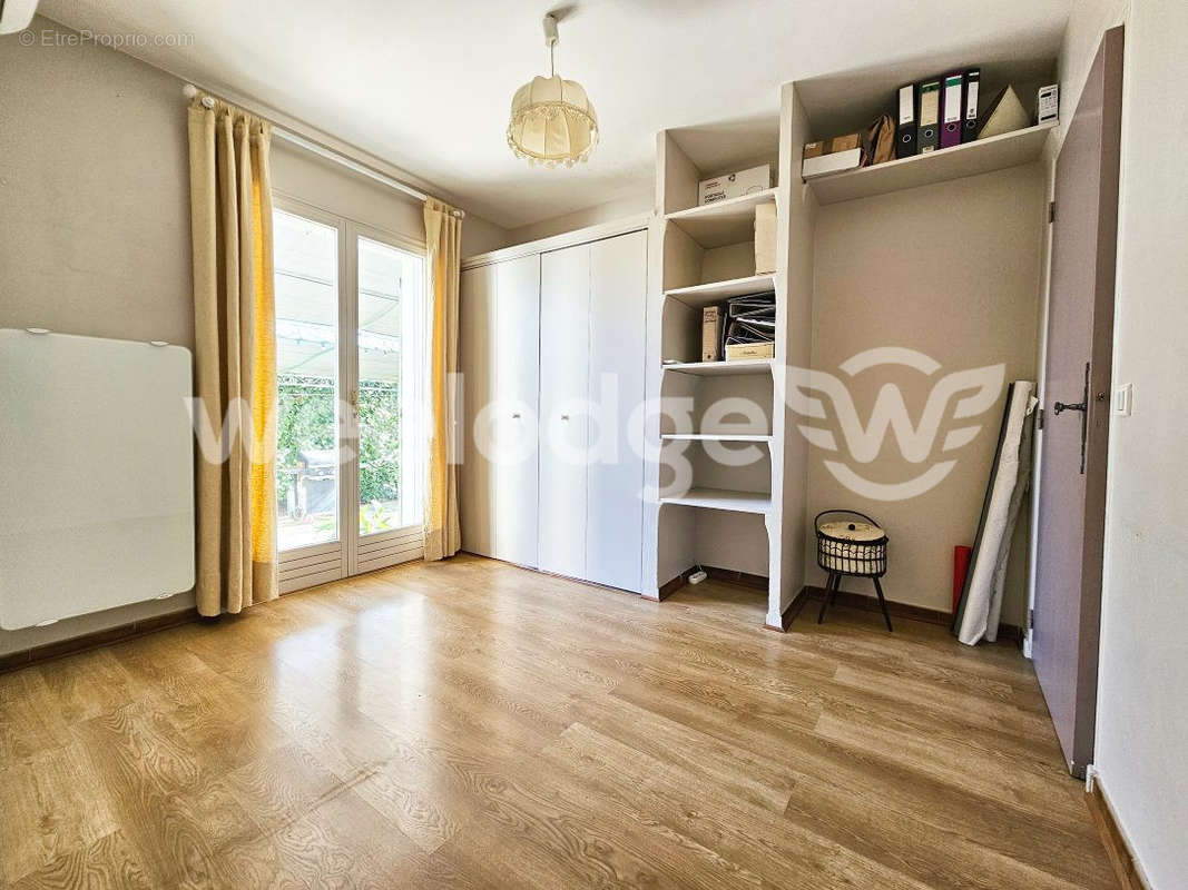 Chambre de 10 m² - Maison à SAINT-MARTIN-DE-CRAU