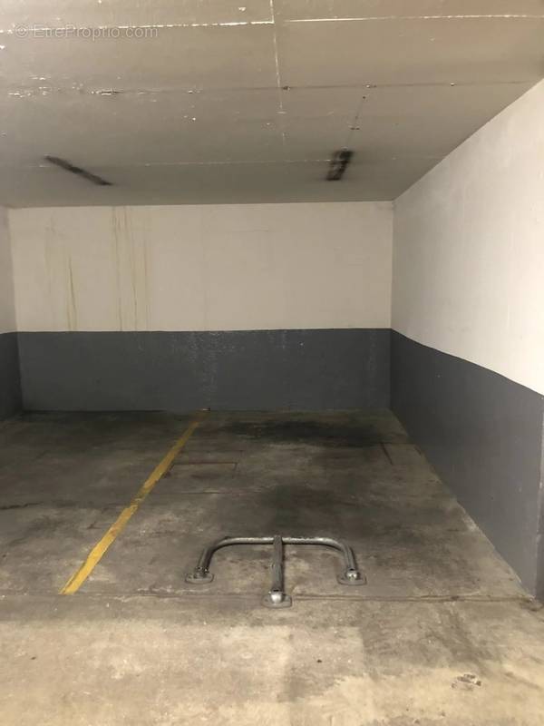 Parking à PARIS-8E