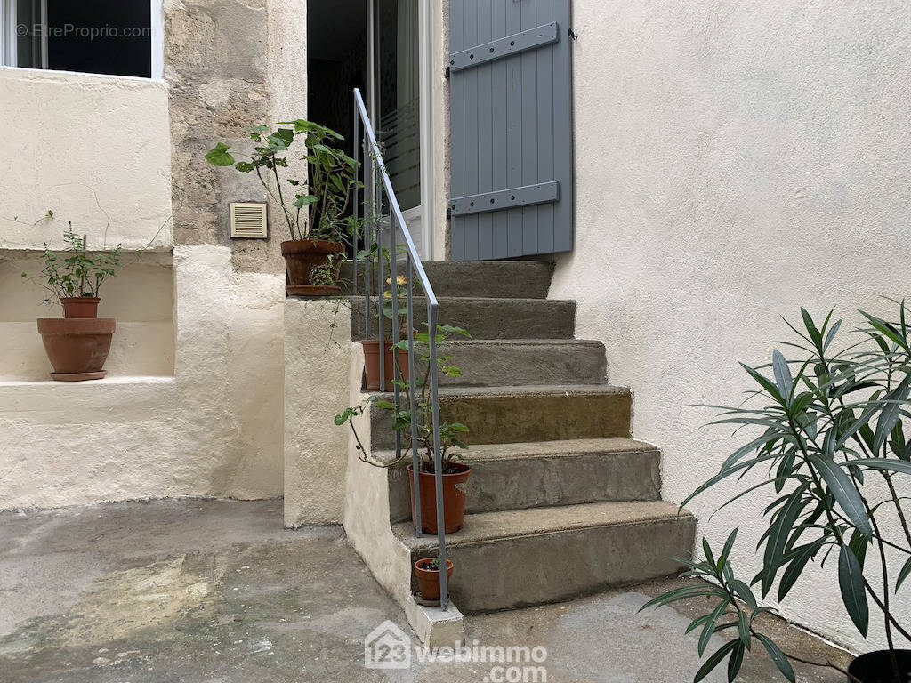 Accès par une courette entourée de murs, - Appartement à POITIERS