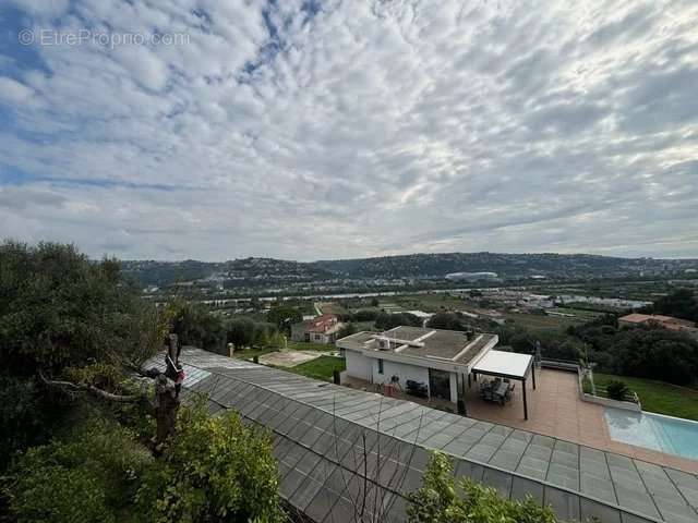 Appartement à SAINT-LAURENT-DU-VAR