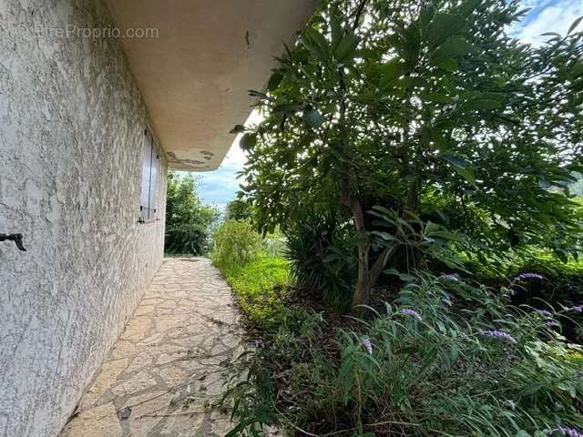 Appartement à SAINT-LAURENT-DU-VAR