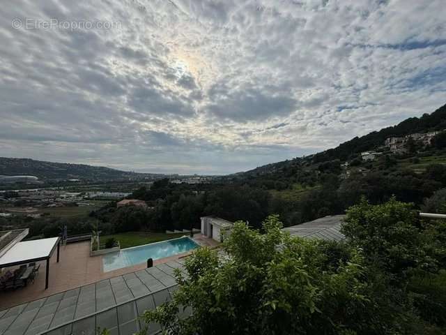 Appartement à SAINT-LAURENT-DU-VAR