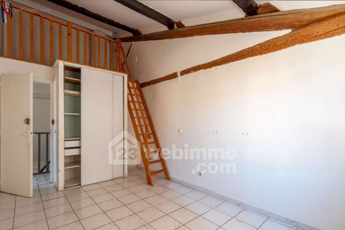 ...avec placard et escalier vers la mezzanine... - Maison à THEZAN-LES-BEZIERS