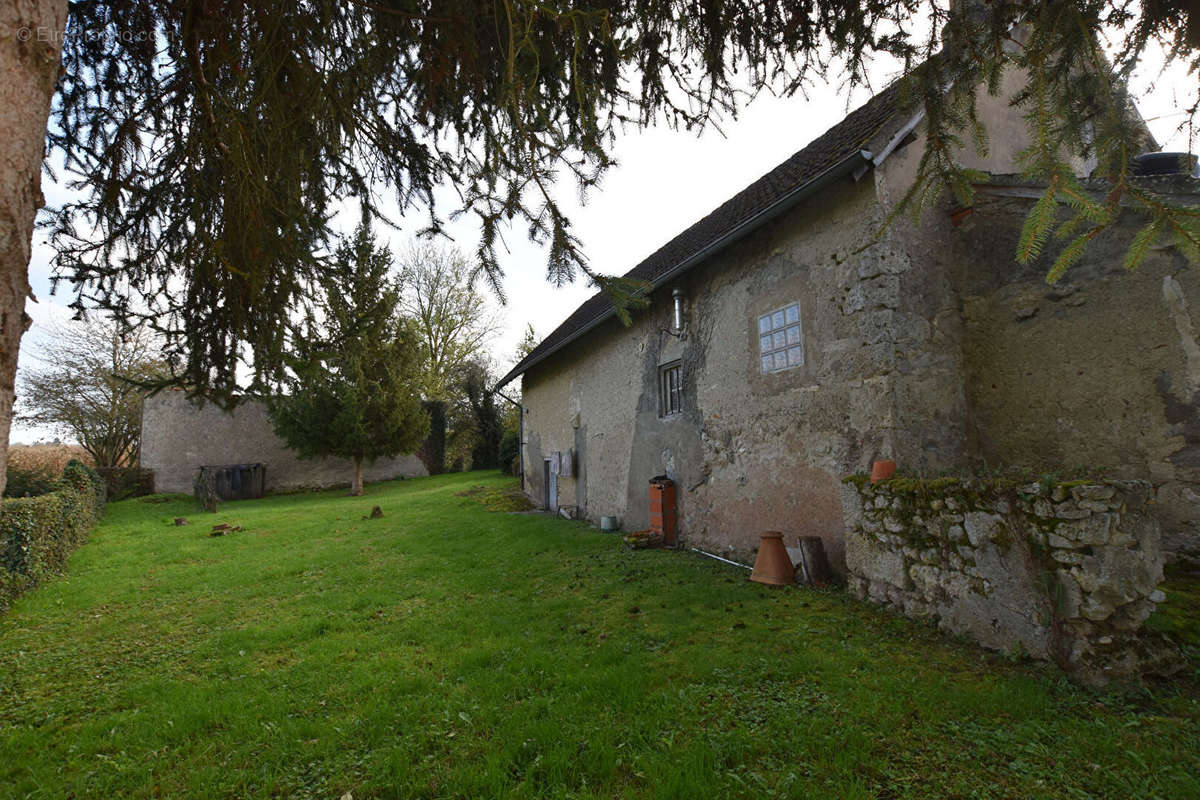 Maison à MONTAIGU-LE-BLIN