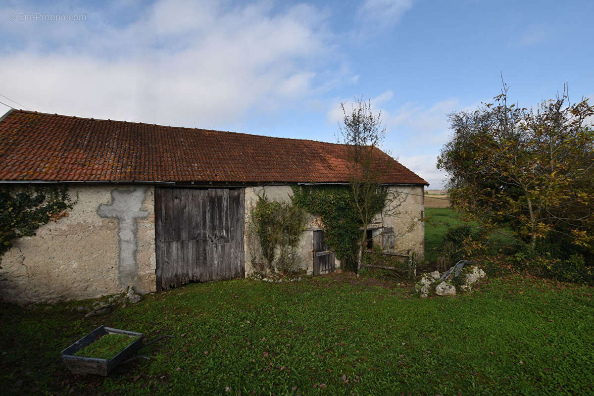 Maison à MONTAIGU-LE-BLIN