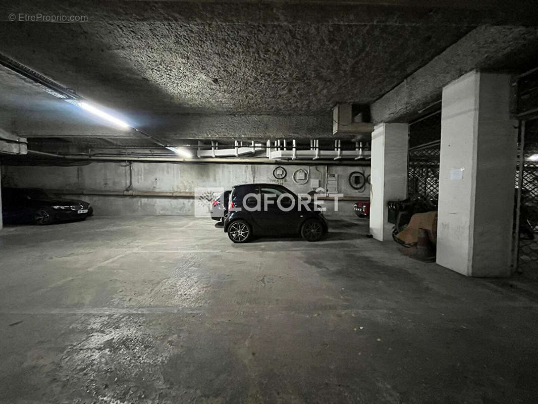 Parking à PARIS-8E