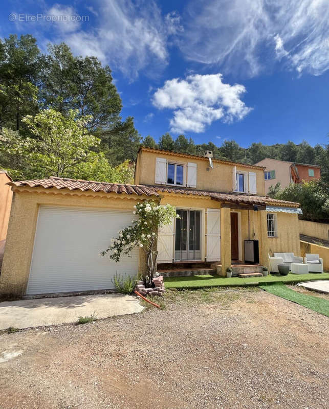 Maison à VINS-SUR-CARAMY