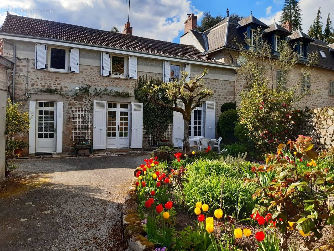 Façade principale - Maison à LA JONCHERE-SAINT-MAURICE