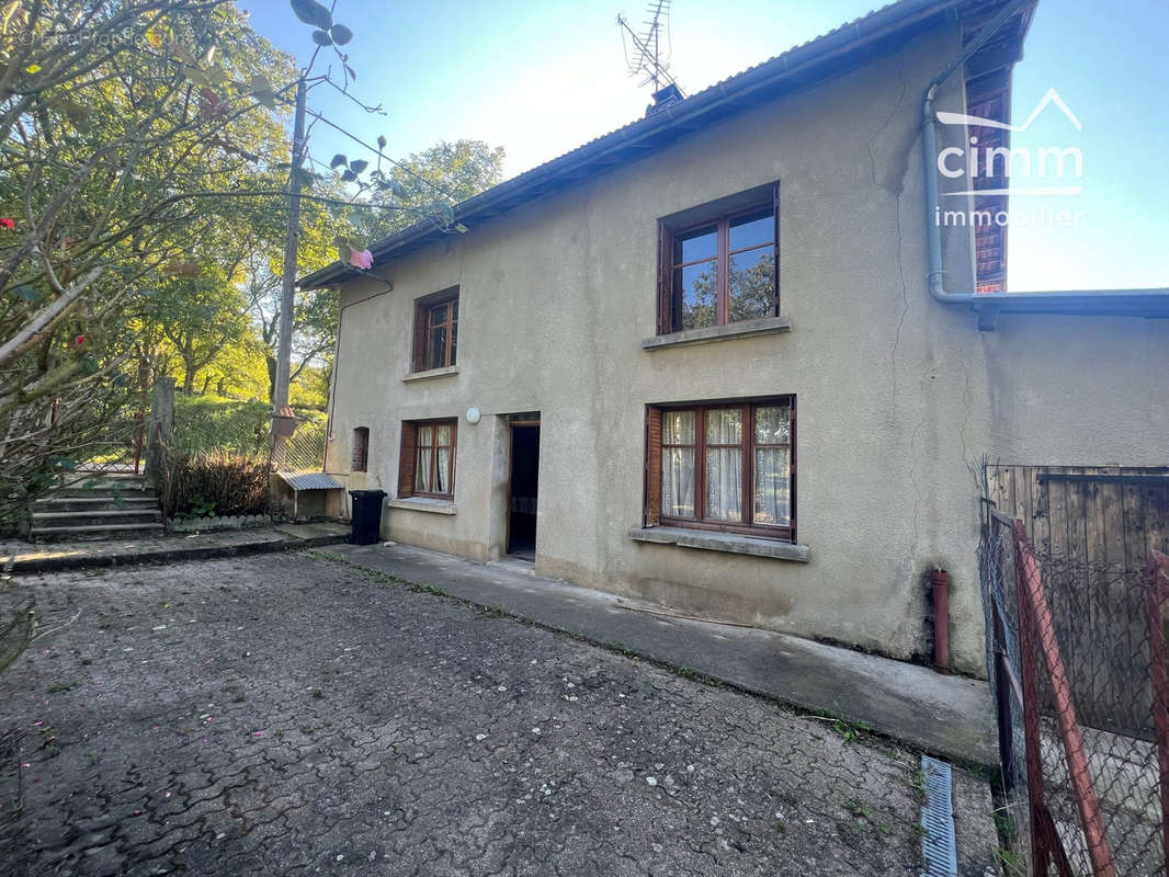 Maison à SAINT-PIERRE-DE-BRESSIEUX