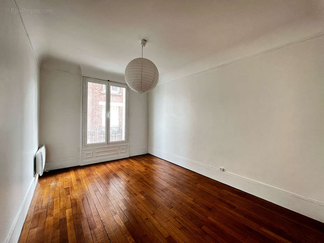 Chambre sur cour - Appartement à ASNIERES-SUR-SEINE