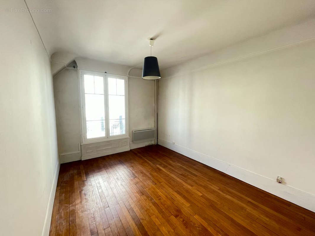 Chambre sur rue - Appartement à ASNIERES-SUR-SEINE