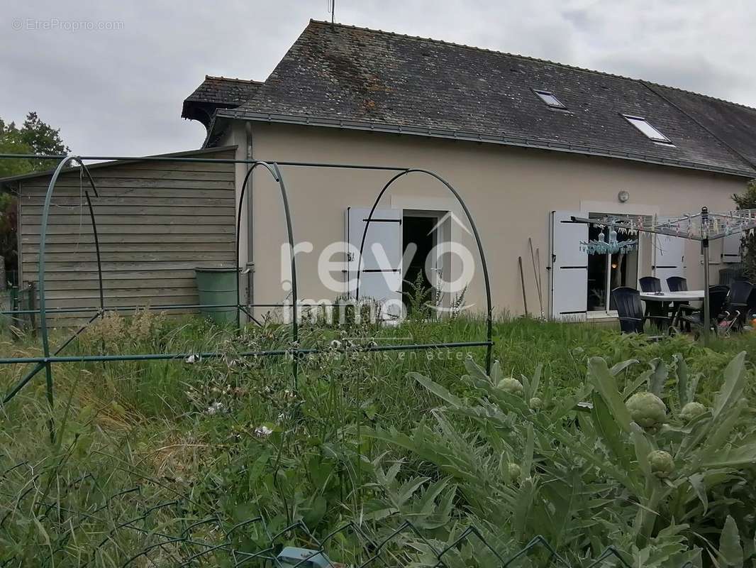 Maison à SAINT-LAMBERT-DU-LATTAY