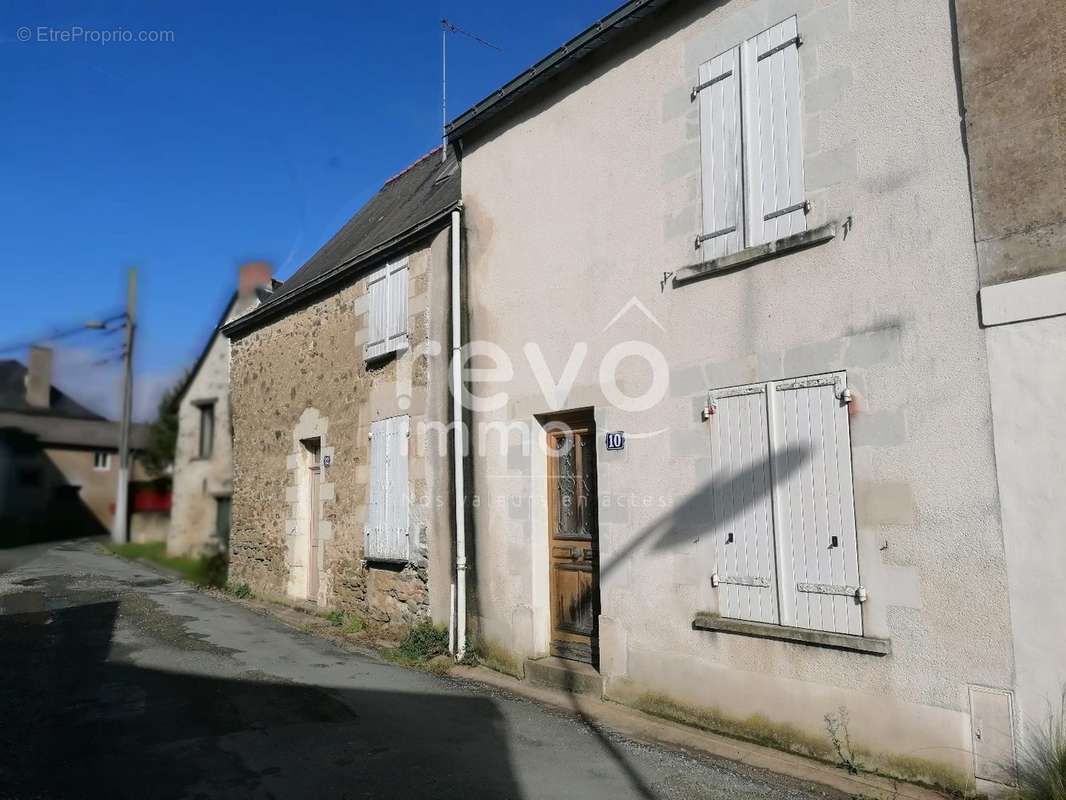 Maison à SAINT-LAMBERT-DU-LATTAY