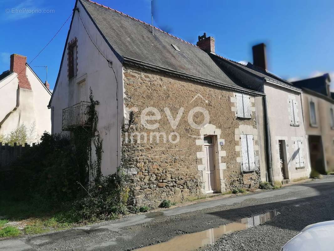 Maison à SAINT-LAMBERT-DU-LATTAY