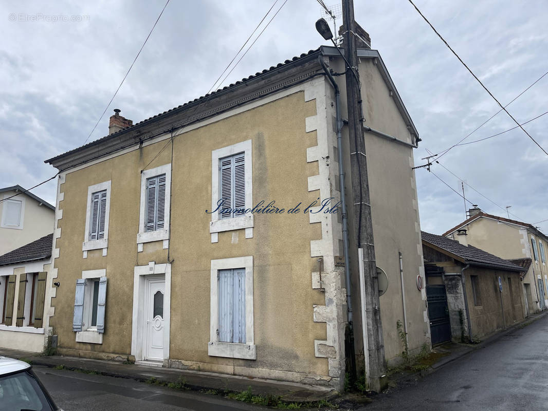 Maison à SAINT-ASTIER