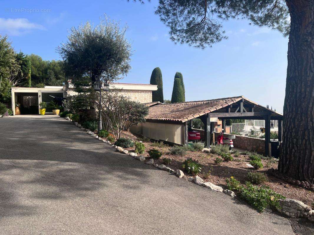 Maison à CHATEAUNEUF-GRASSE