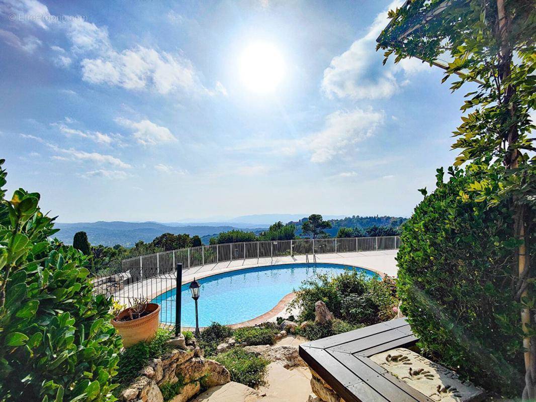 Maison à CHATEAUNEUF-GRASSE