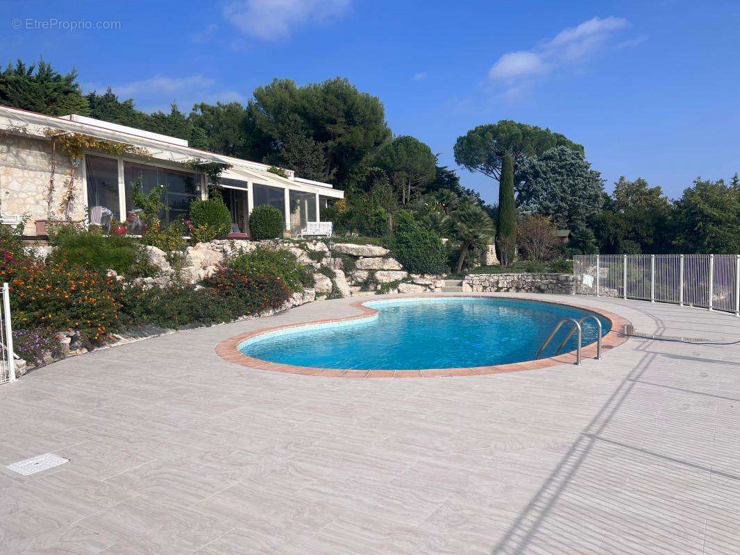 Maison à CHATEAUNEUF-GRASSE