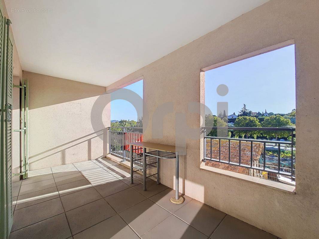 Appartement à ROQUEBRUNE-SUR-ARGENS