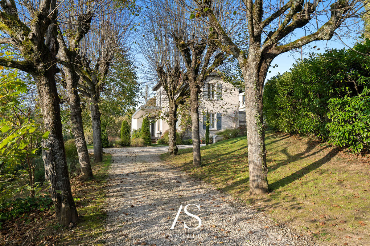 Maison à CHARBONNIERES-LES-BAINS