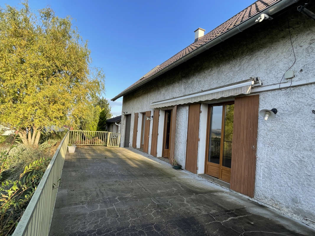 Maison à CREUZIER-LE-NEUF