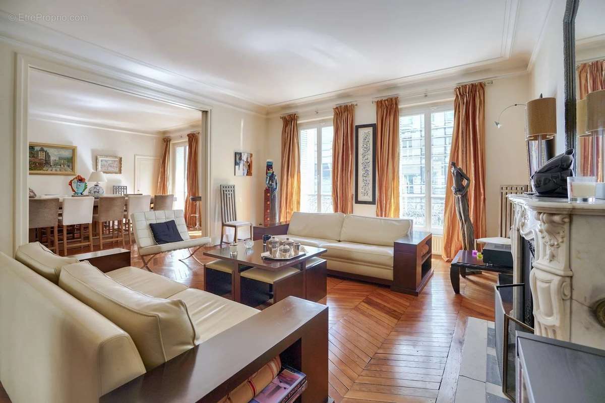 Appartement à PARIS-8E