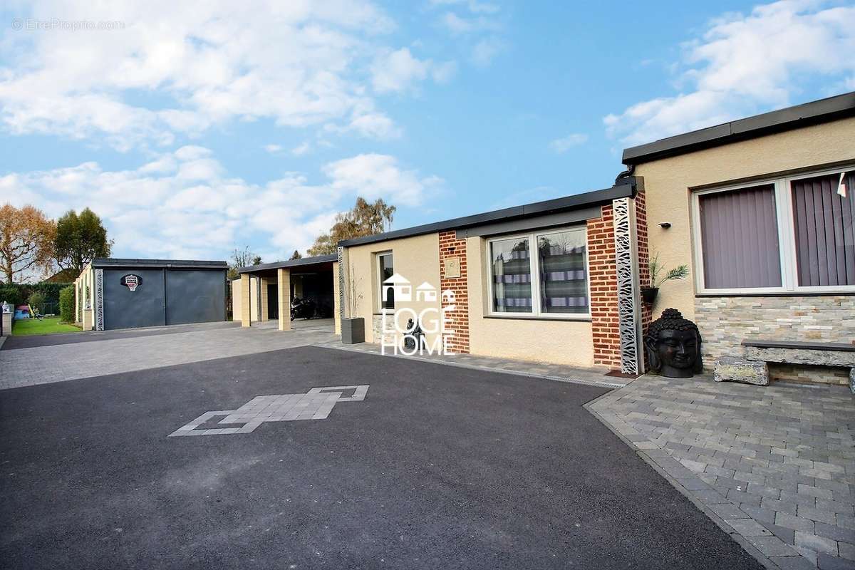 Cour arrière - hangar - Carport - Maison à HENIN-BEAUMONT