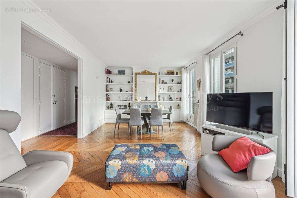 Appartement à PARIS-16E