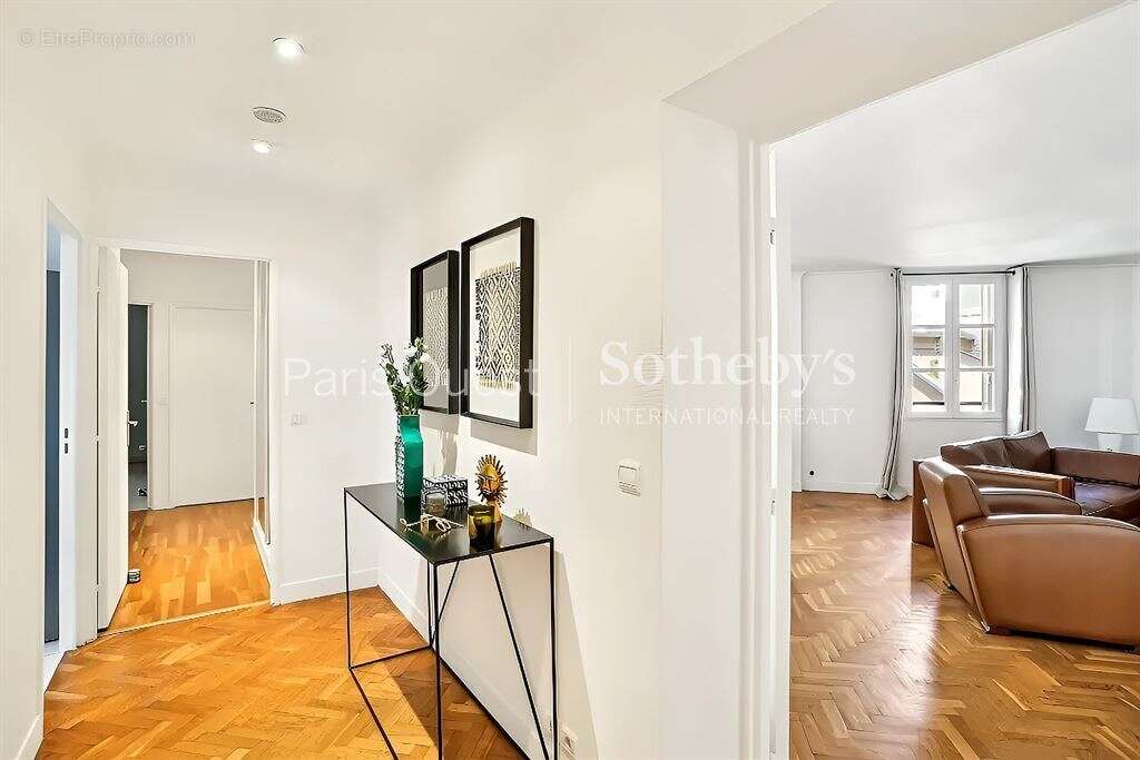 Appartement à PARIS-8E