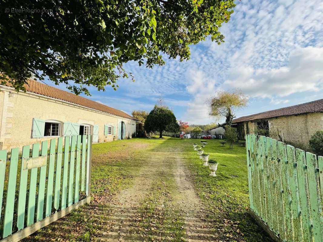 Maison à BRIE-SOUS-BARBEZIEUX