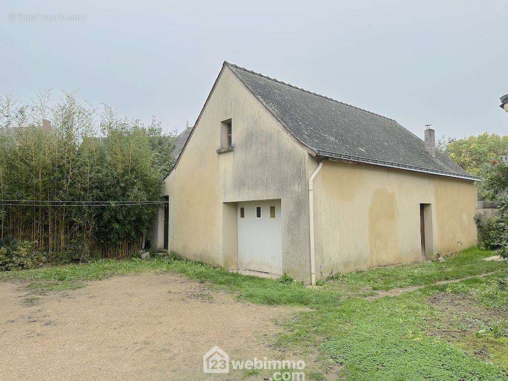 Garage de 60m2. - Maison à MAZE