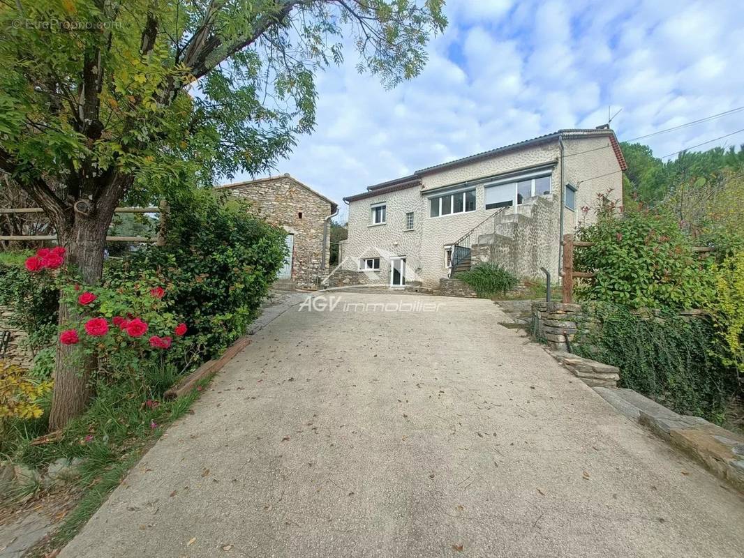 Maison à SAINT-JULIEN-LES-ROSIERS