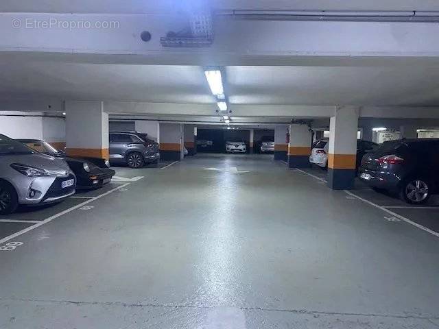 Parking à PARIS-17E