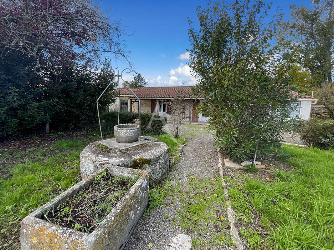 Maison à CHAMPAGNE-LES-MARAIS