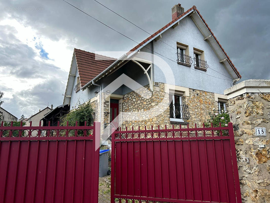 Maison à CHANTELOUP-LES-VIGNES