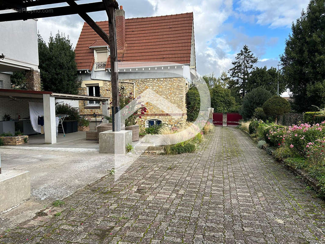 Maison à CHANTELOUP-LES-VIGNES