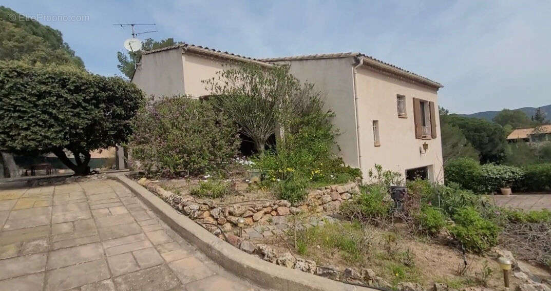 Maison à ROQUEBRUNE-SUR-ARGENS