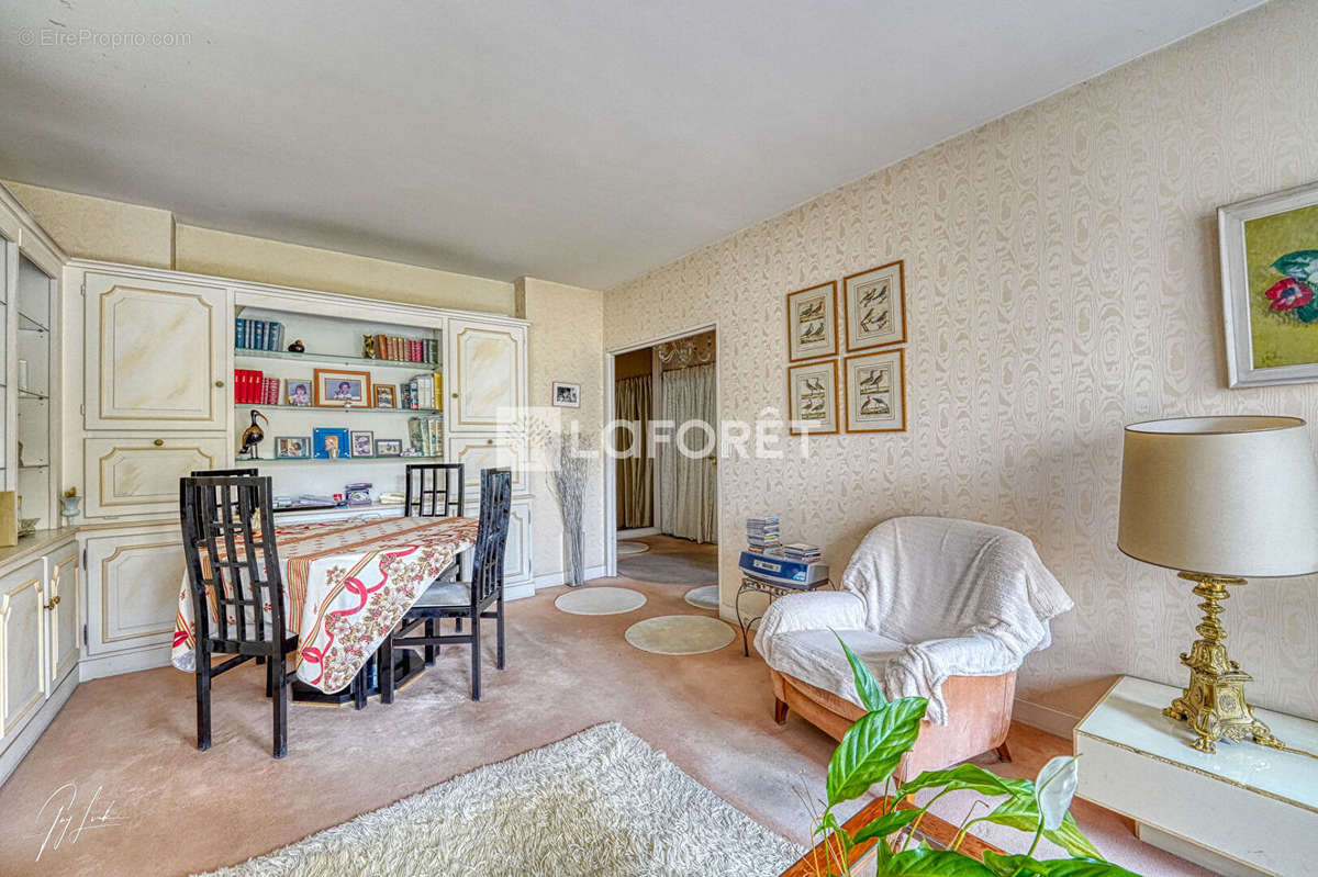 Appartement à PARIS-16E