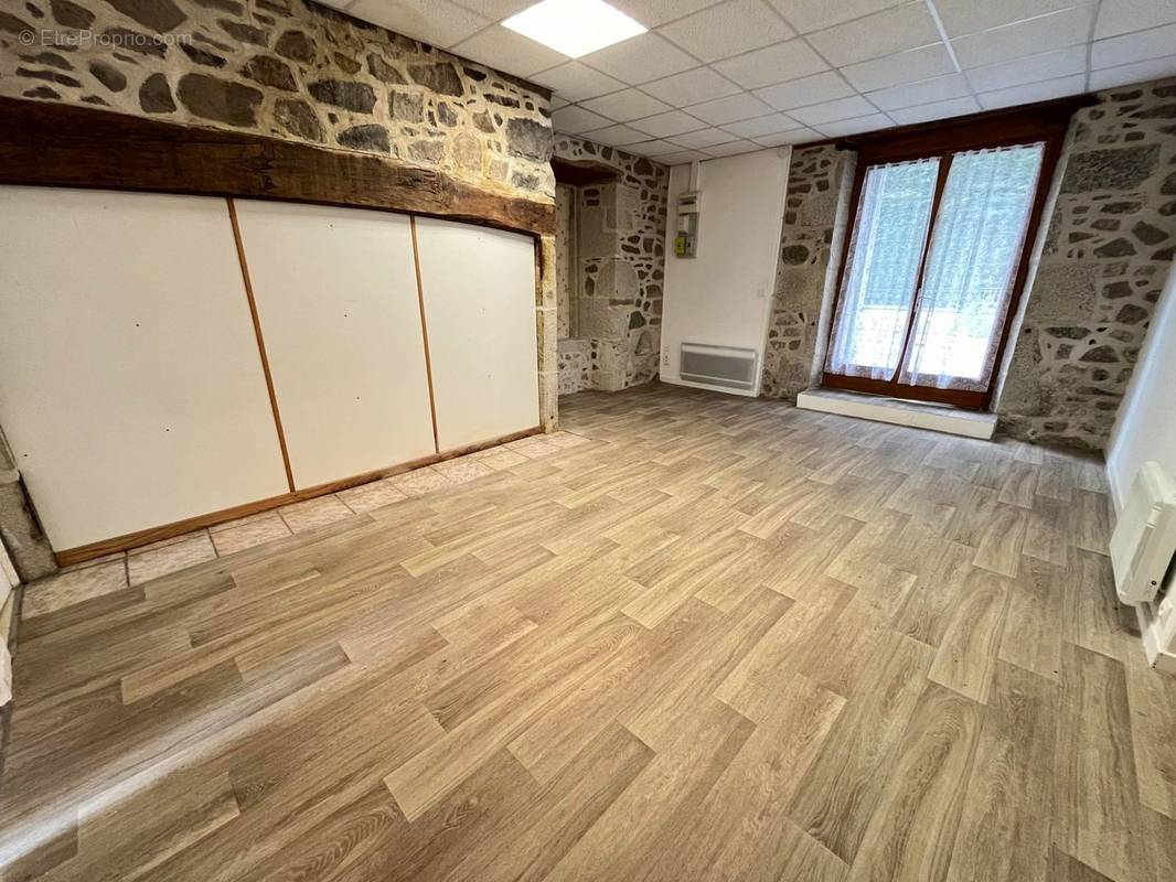 Séjour-cuisine - Appartement à RIOM-ES-MONTAGNES