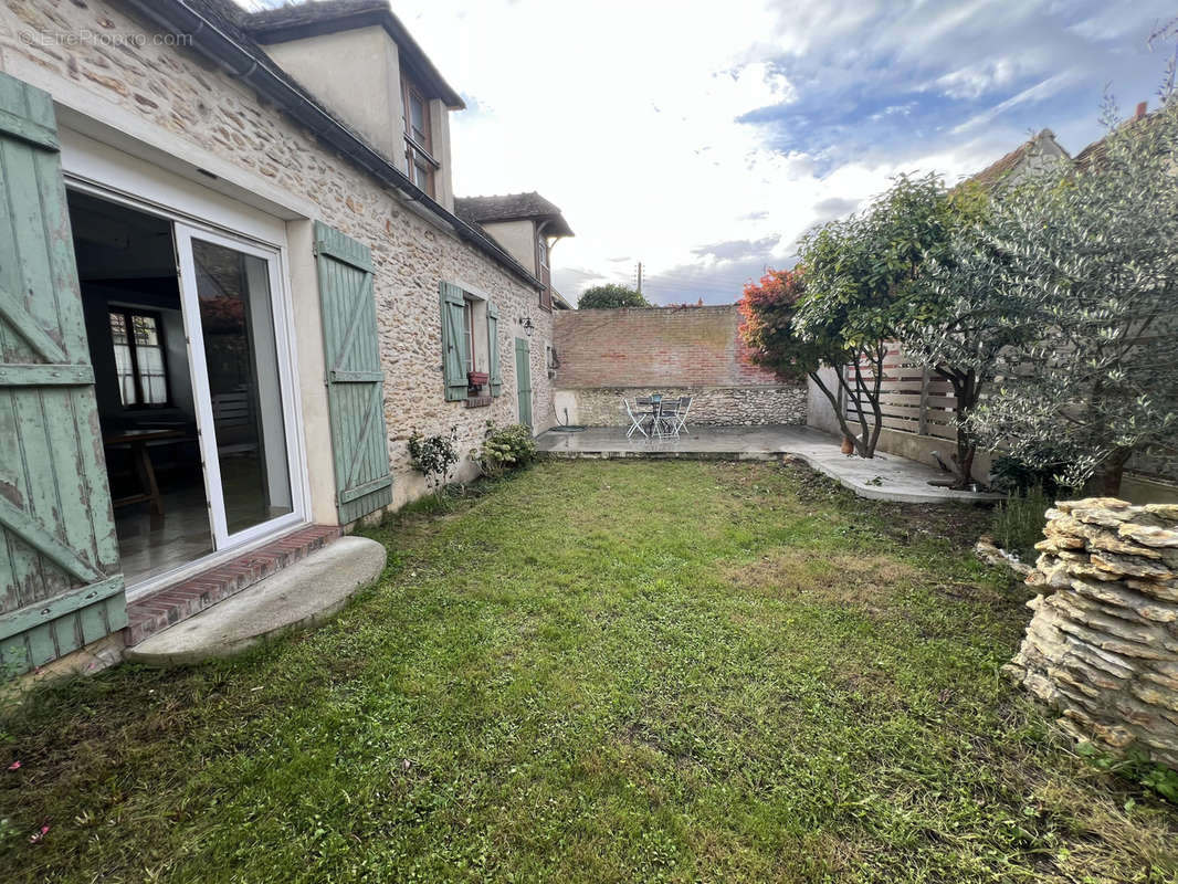 Maison à LA QUEUE-LES-YVELINES