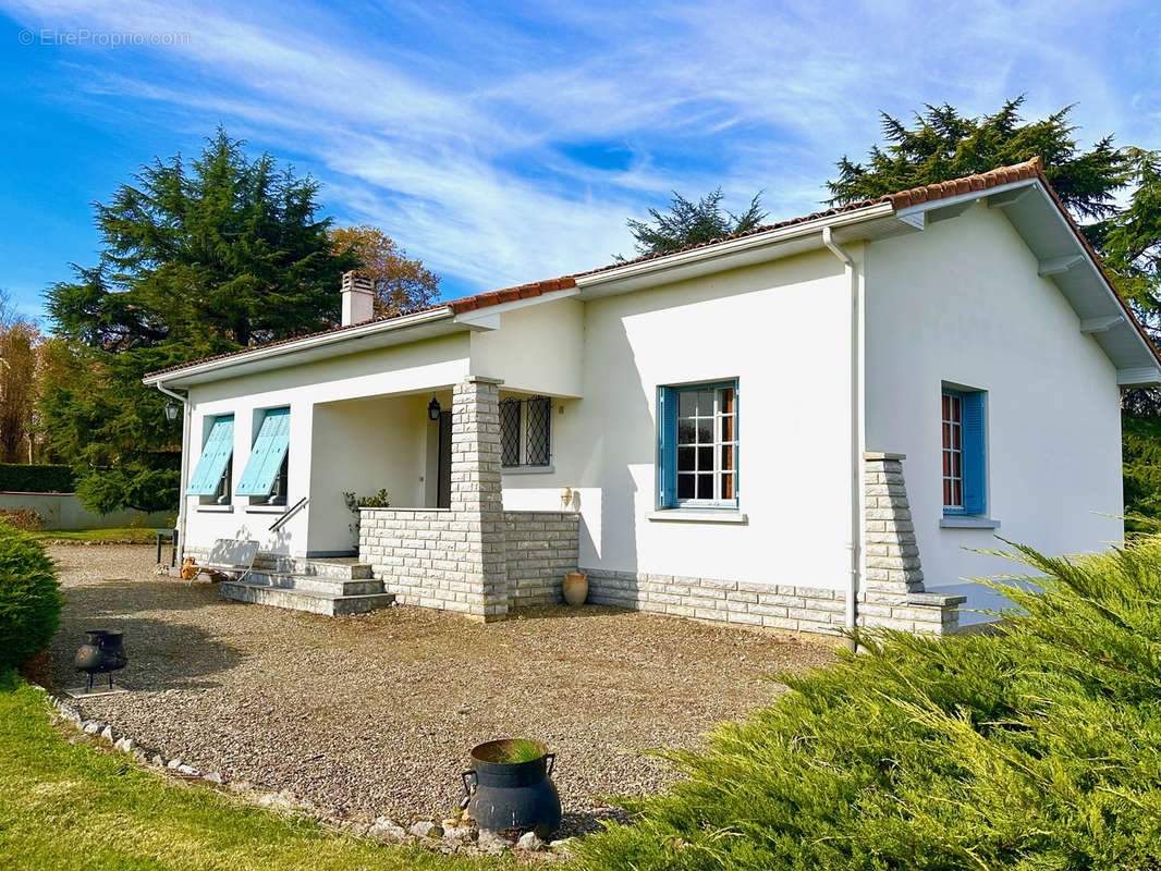 Maison à VILLECOMTAL-SUR-ARROS